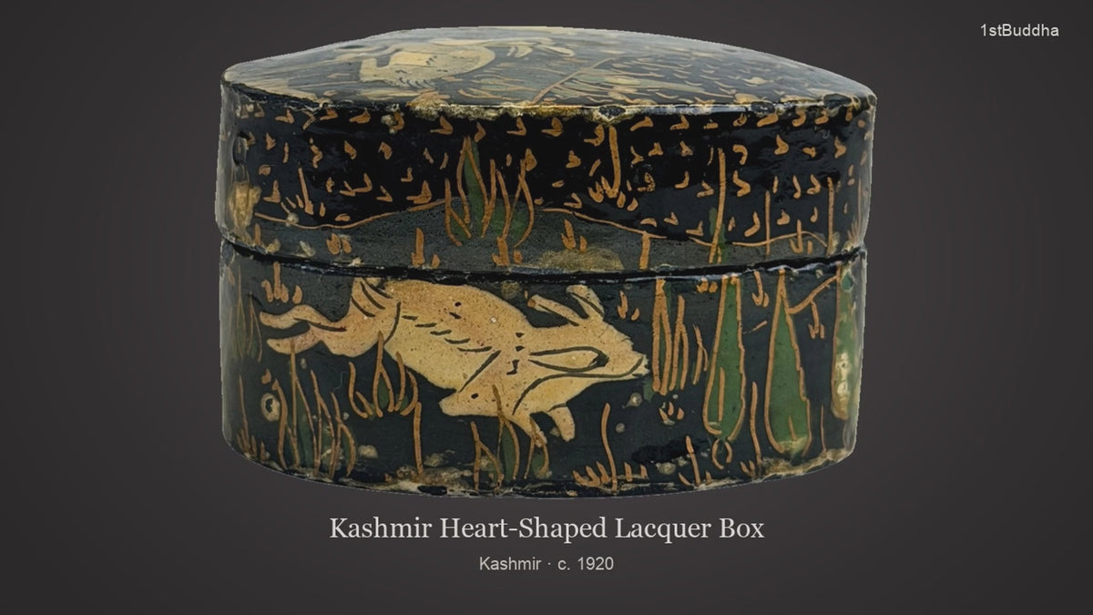 Productvideo van Antiek Kashmir Papier-Mâché Lakdoosje – Hartvorm – Hertendecor – ca. 1920, met verschillende aanzichten en details van het object, oppervlak en decoratie.