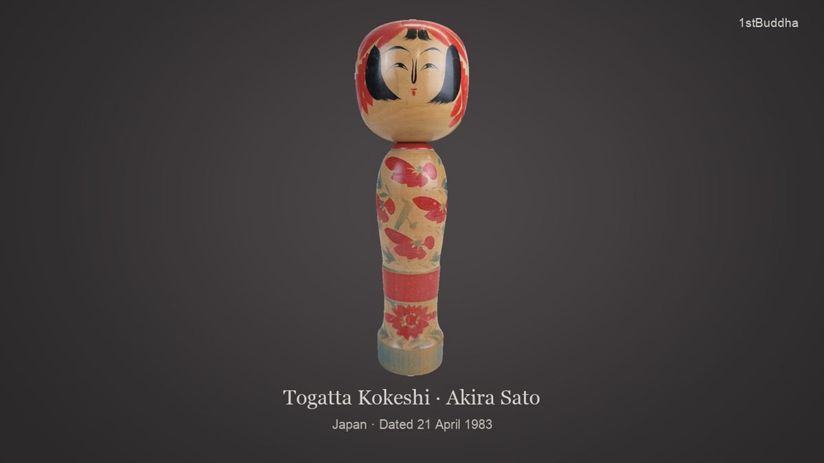 Productvideo van Authentieke Vintage Togatta Kokeshi – Akira Sato (Gedateerd 1983), met beelden van het object en details van het oppervlak en de decoratie.