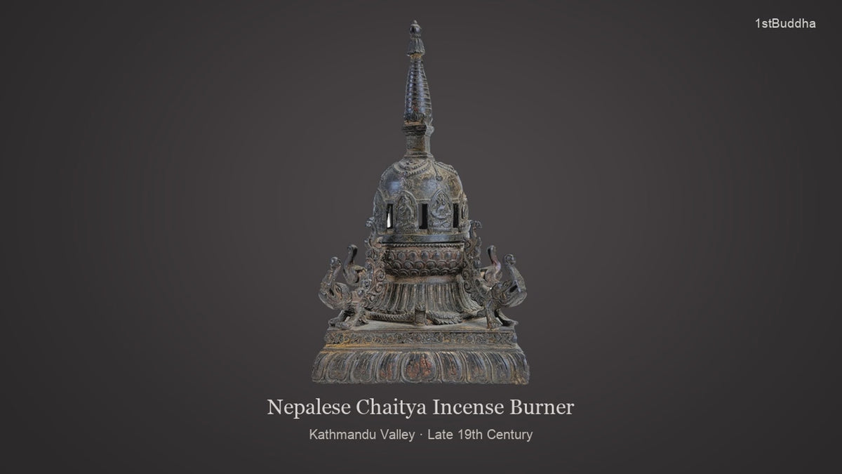 Productvideo van Antieke Nepalese bronzen chaitya-wierookbrander met Boeddha’s – eind 19e eeuw, met verschillende aanzichten en details van het object, oppervlak en decoratie.