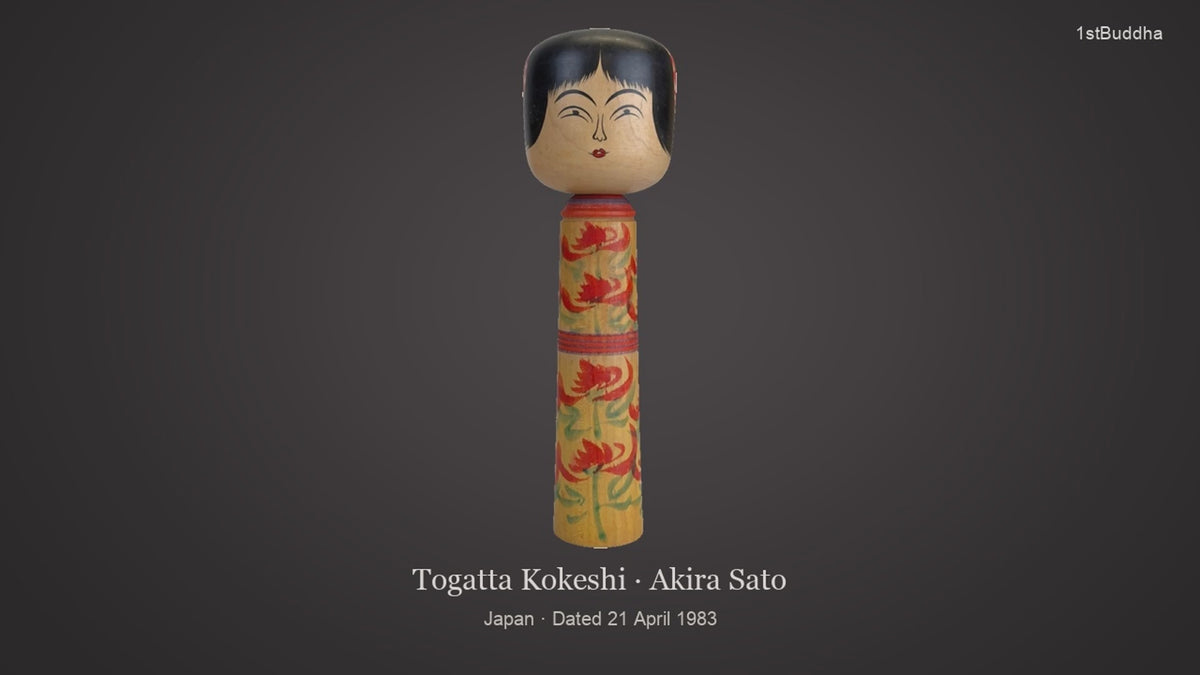 Productvideo van Authentieke Vintage Togatta Kokeshi – Akira Sato (Gedateerd 1983), met beelden van het object en details van het oppervlak en de decoratie.