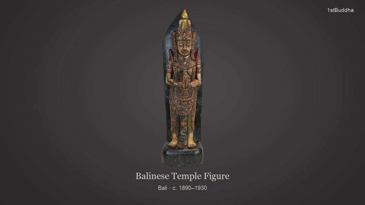 Productvideo van Antiek Balinees Tempelbeeld – Añjali Mudra (Sembah) – ca. 1890–1930 – 67,8 cm, met beelden van het object en details van het oppervlak en de decoratie.