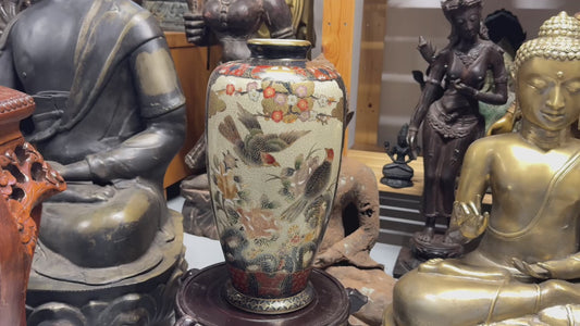 Japanse Satsuma vaas en dekselpot met handbeschilderde figuren en gouddecoratie, ca. 1900