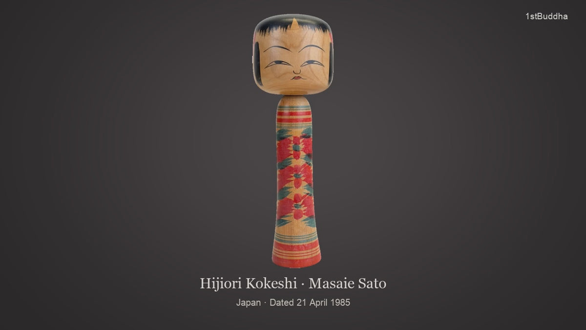 Productvideo van Authentieke Vintage Hijiori Kokeshi – Masaie Sato (Gedateerd 1985), met beelden van het object en details van het oppervlak en de decoratie.