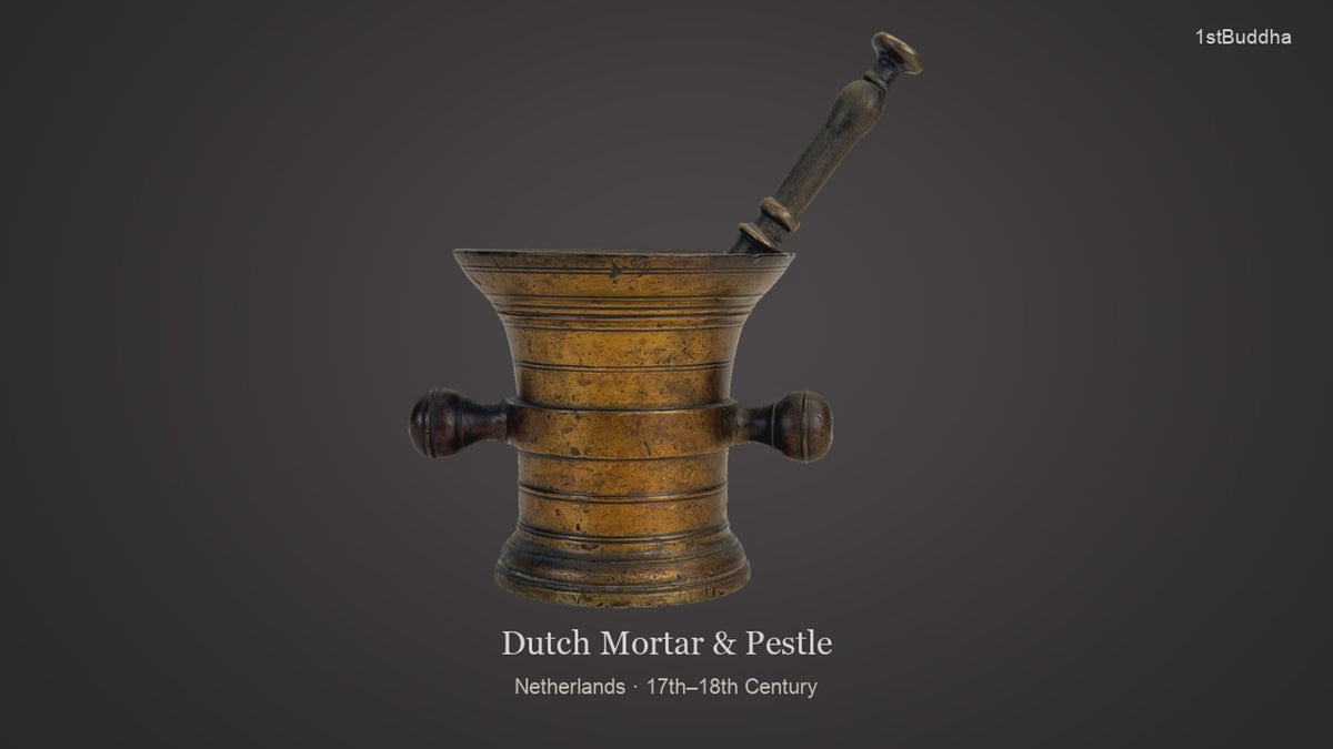 Productvideo van Antieke Nederlandse Bronzen Vijzel met Stamper – 17e/18e Eeuw – 3 kg, met beelden van het object en details van het oppervlak en de decoratie.