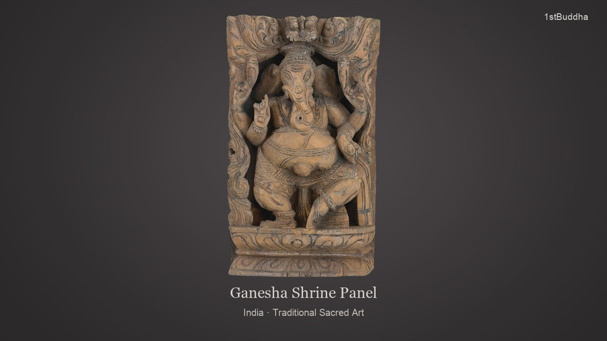 Productvideo van Gesneden Houten Paneel met Ganesha, India, vermoedelijk 19e eeuw, met beelden van het object en details van het oppervlak en de decoratie.