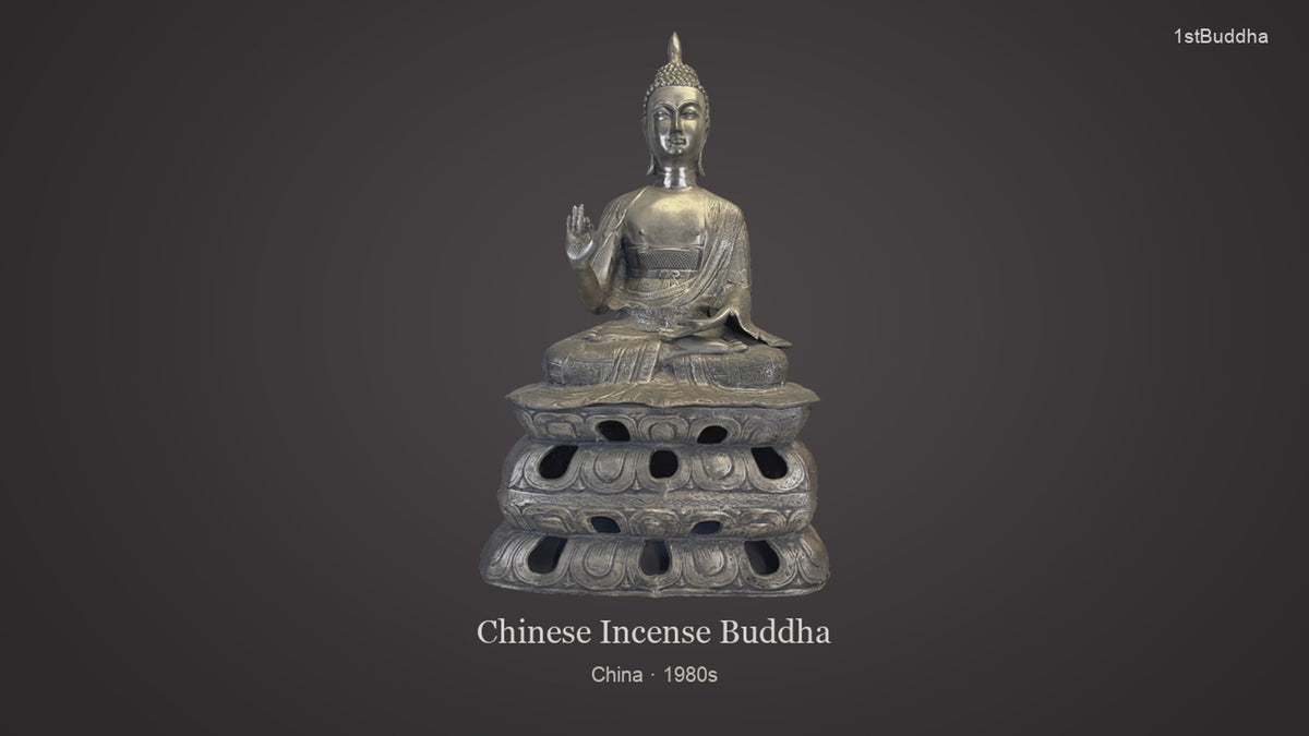 Productvideo van grote Chinese wierook-Boeddha uit de jaren 80, 85,6 cm hoog, met volledig vooraanzicht en driekwartaanzicht, details van het gelaat, gedecoreerde achterzijde en functionele wierookopeningen in de sokkel.
