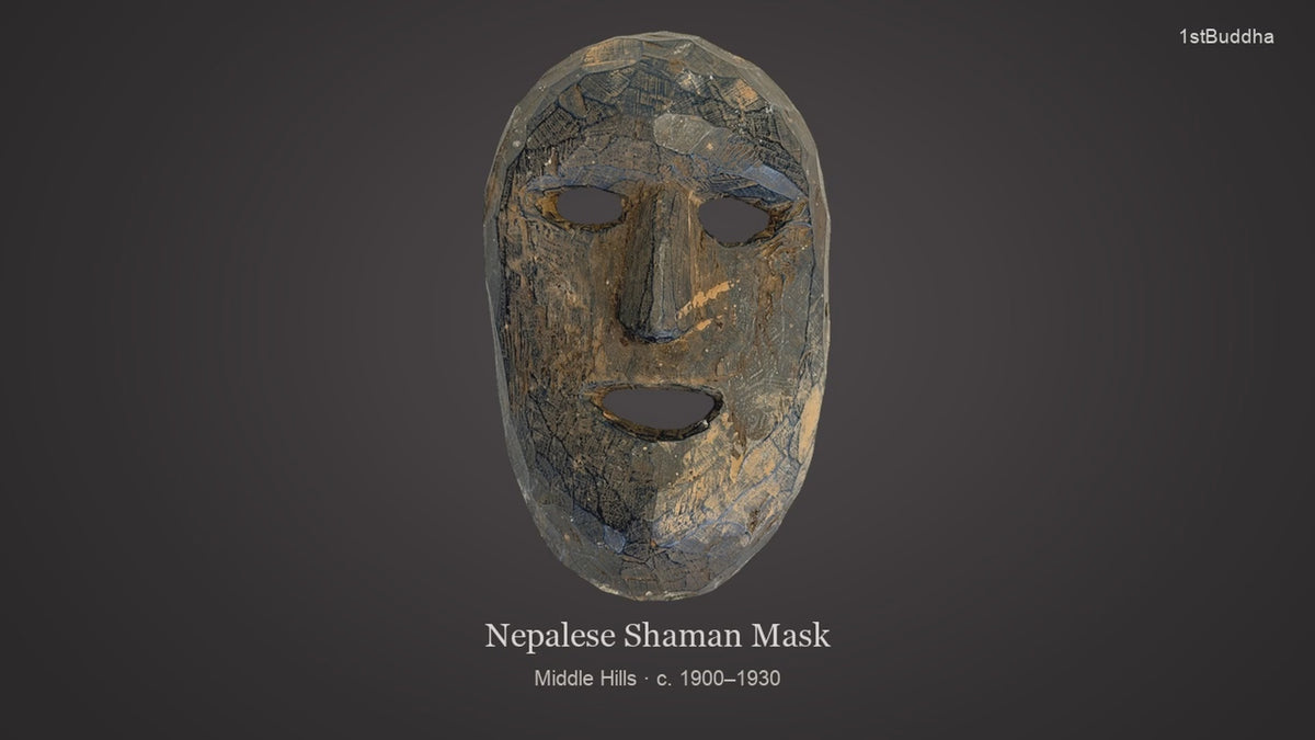Productvideo van antiek Nepalees houten sjamanenmasker uit de Middle Hills, ca. 1900–1930, met vooruitstekende neus, open ogen en mond, donkere patina en handmatige beitelsporen aan de achterzijde.