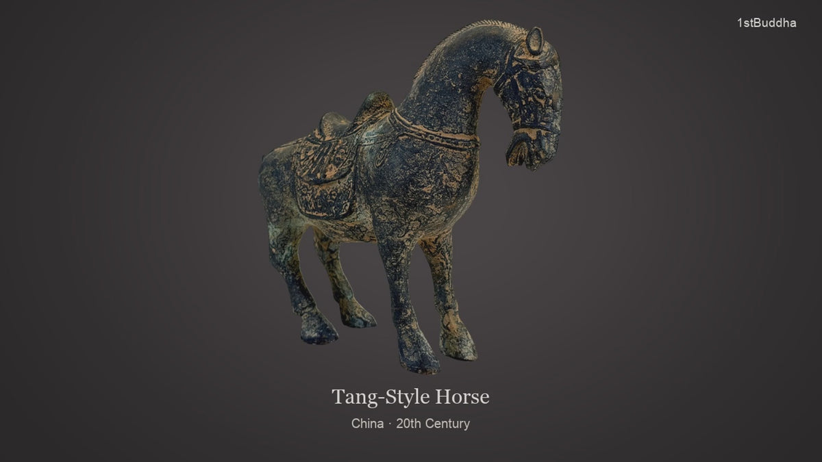 Productvideo van Chinees Tang-Stijl Paard – Gepatineerd Aardewerk – 20e Eeuw, met verschillende aanzichten en details van het object, oppervlak en decoratie.