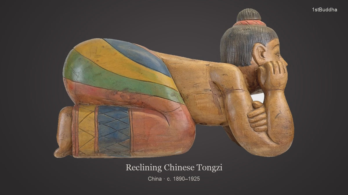Productvideo van Monumentale Chinese liggende Tongzi – een decoratief 1920, met beelden van het object en details van het oppervlak en de decoratie.