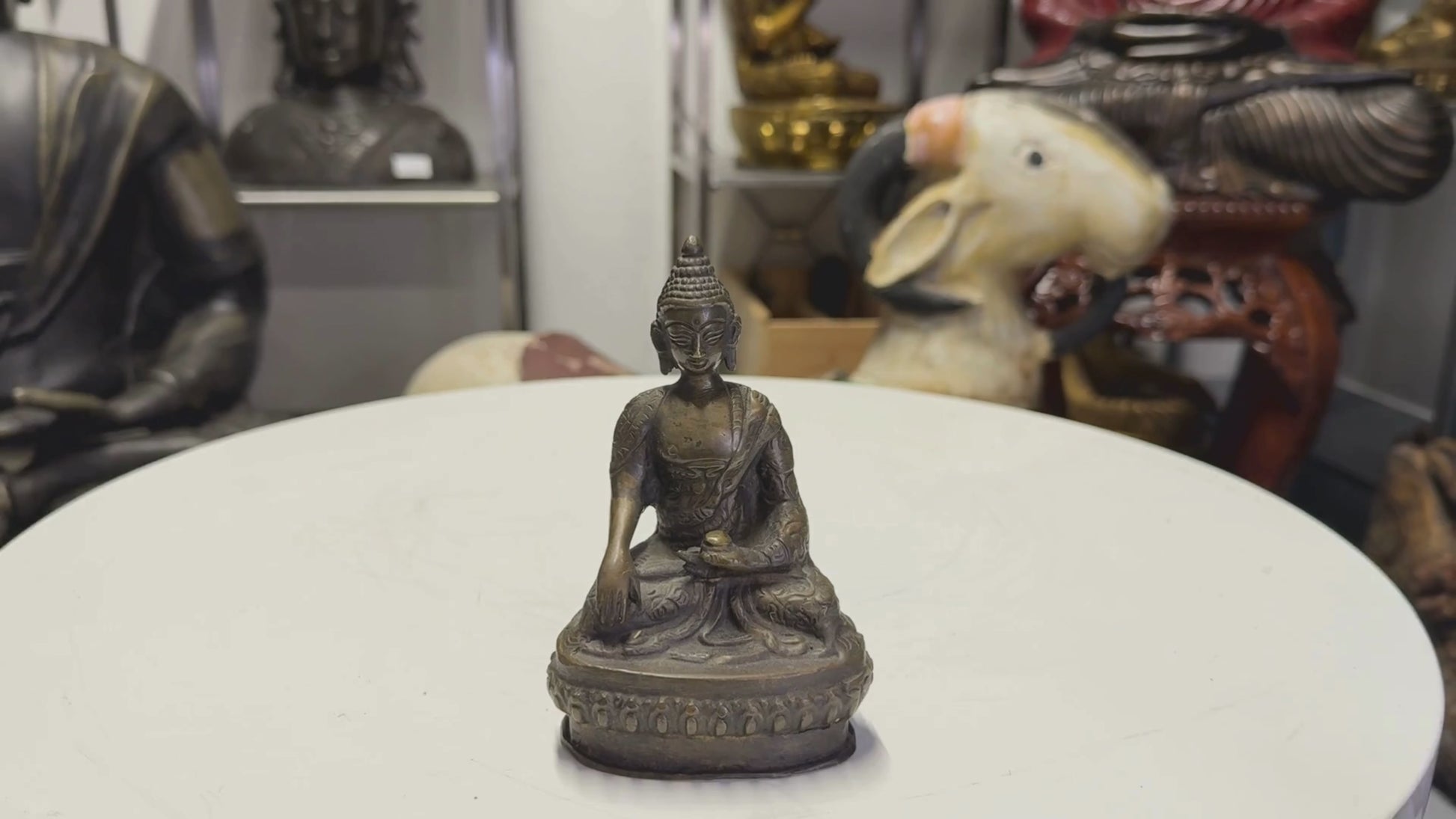 Video van de Boeddha in de hand om de massieve kwaliteit te tonen.