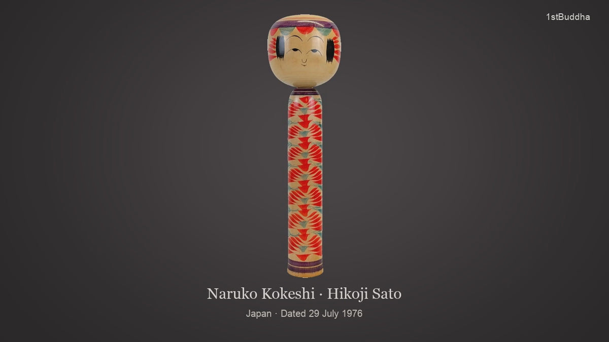 Productvideo van Handgesigneerde Traditionele Naruko Kokeshi – Hikoji Sato – Gedateerd 29 juli 1976 – 30,4 cm, met beelden van het object en details van het oppervlak en de decoratie.