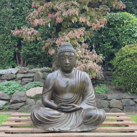video van Groot bronzen Boeddhabeeld geïnspireerd op traditionele Japanse tempelsculpturen