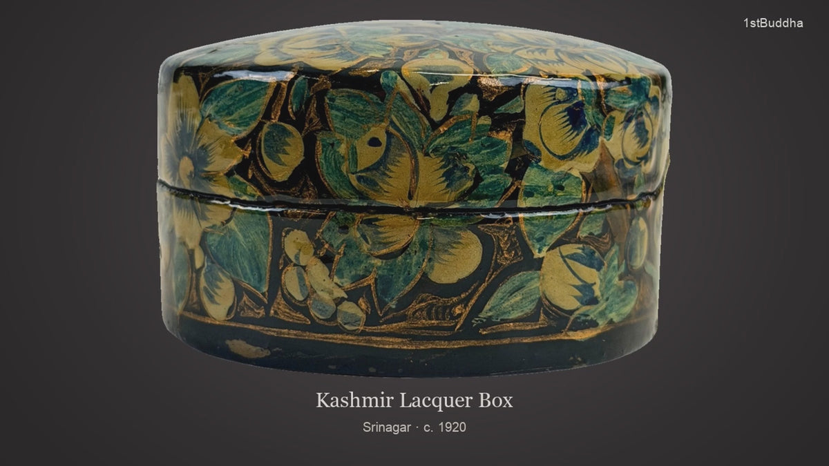 Productvideo van Antiek Kashmir Papier-Mâché Lakdoosje – A. M. Khosa & Sons – ca. 1920, met verschillende aanzichten en details van het object, oppervlak en decoratie.