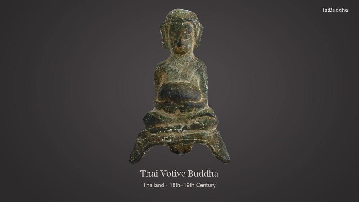 Productvideo van Antiek Bronzen Votiefbeeldje van de Boeddha – Thailand, Ayutthaya Traditie, 18e–19e Eeuw, met beelden van het object en details van het oppervlak en de decoratie.