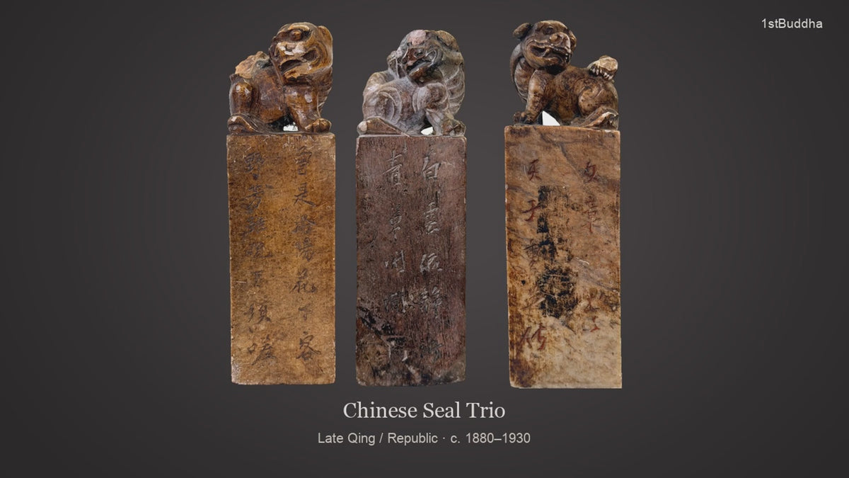 Productvideo van Drie Antieke Chinese Stenen Zegels met Dierfinials – Late Qing / Republiek, met verschillende aanzichten en details van het object, oppervlak en decoratie.