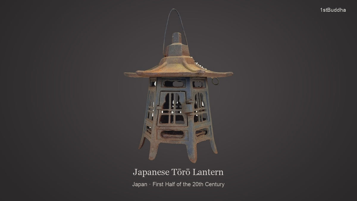 Productvideo van Japanse gietijzeren tōrō tempellantaarn uit de eerste helft van de 20e eeuw, met pagodedak, opengewerkte lichtkamer en scharnierend deurtje, volledig aanzicht en details van de constructie.