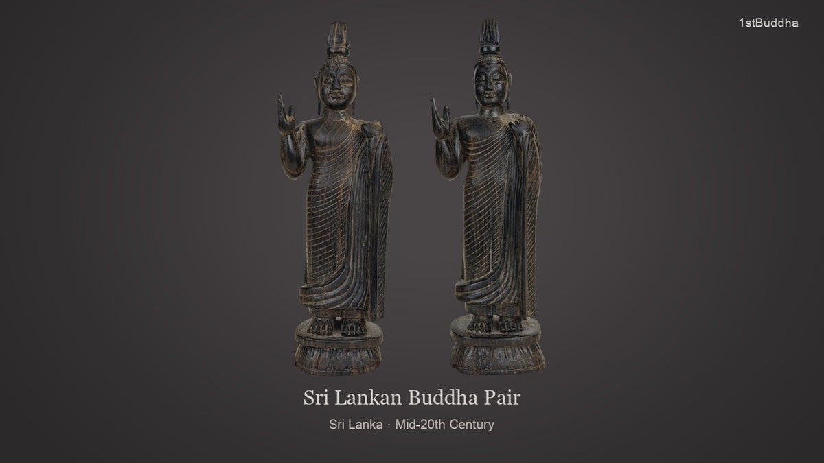 Productvideo van Paar Sri Lankaanse Houten Boeddha’s in Abhaya Mudra – Midden 20e Eeuw, met verschillende aanzichten en details van het object, oppervlak en decoratie.
