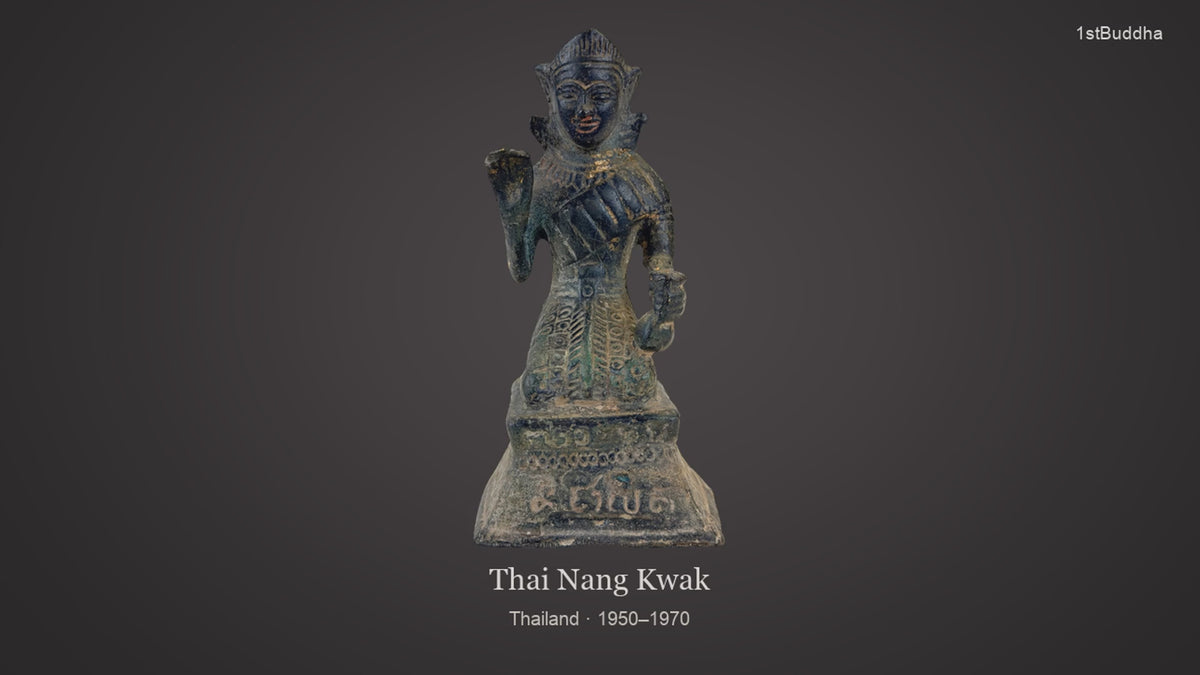 Productvideo van Thaise Nang Kwak voorspoedfiguur uit 1950–1970, gegoten brons met oude patina, wenkende hand en Thaise inscriptie op de sokkel, met voor-, zij- en achteraanzicht en close-up.