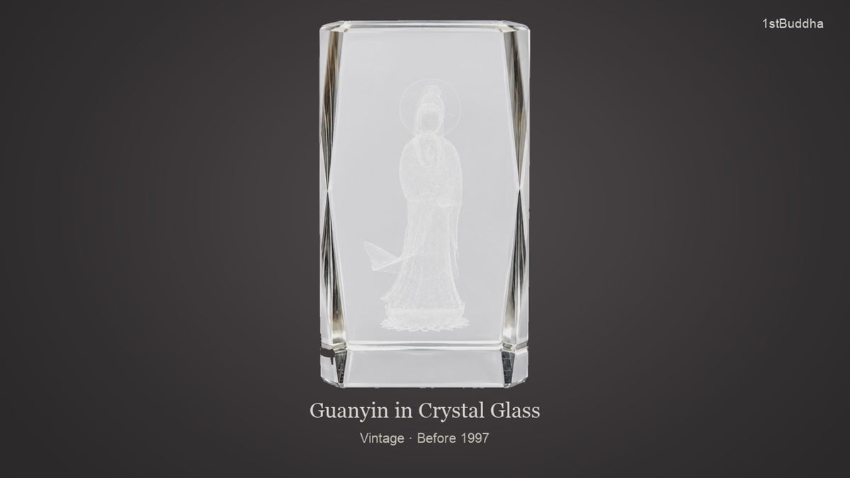 Productvideo van Guanyin in 3D lasergegraveerd optisch kristalglas, met verschillende aanzichten en details van het object, oppervlak en decoratie.