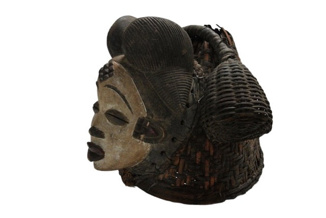Punu masker uit Gabon gebruikt binnen rituelen rond voorouderverering en overgangsceremonies