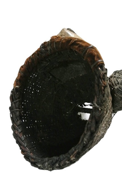 Punu masker met wit kaolienpigment, symbool voor spiritualiteit en rituele zuiverheid