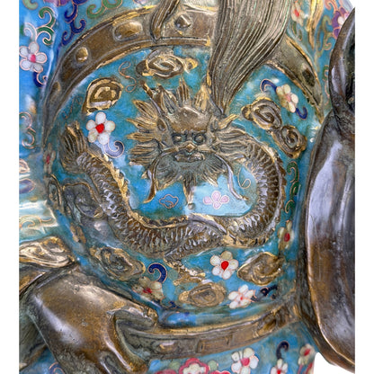 Detail van het draakmotief op het cloisonné gewaad van Lü Dongbin