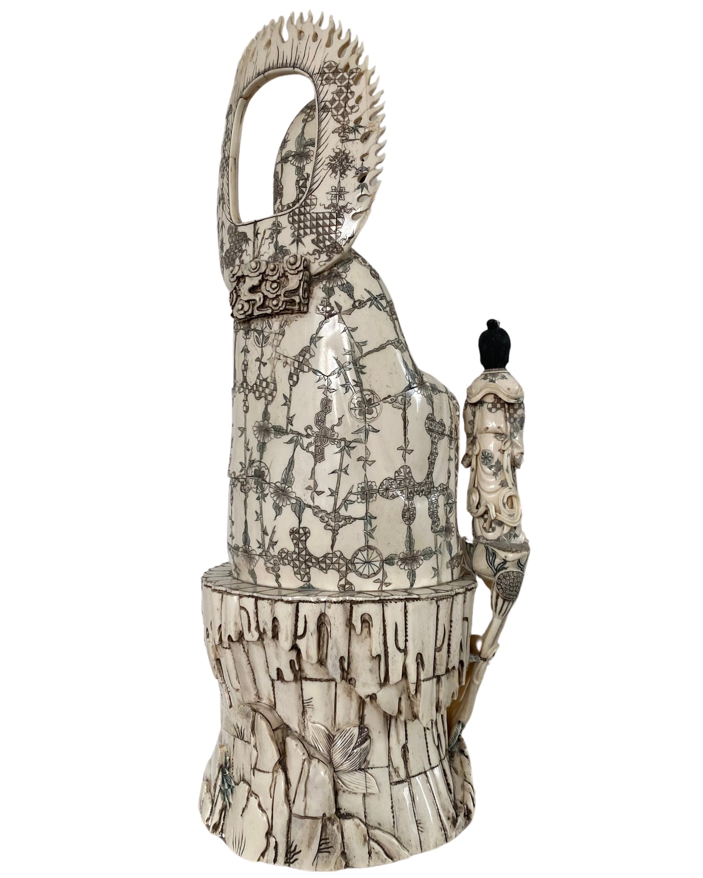 Chinese Guanyin uit de Qing-dynastie uitgevoerd in fijn gesneden been