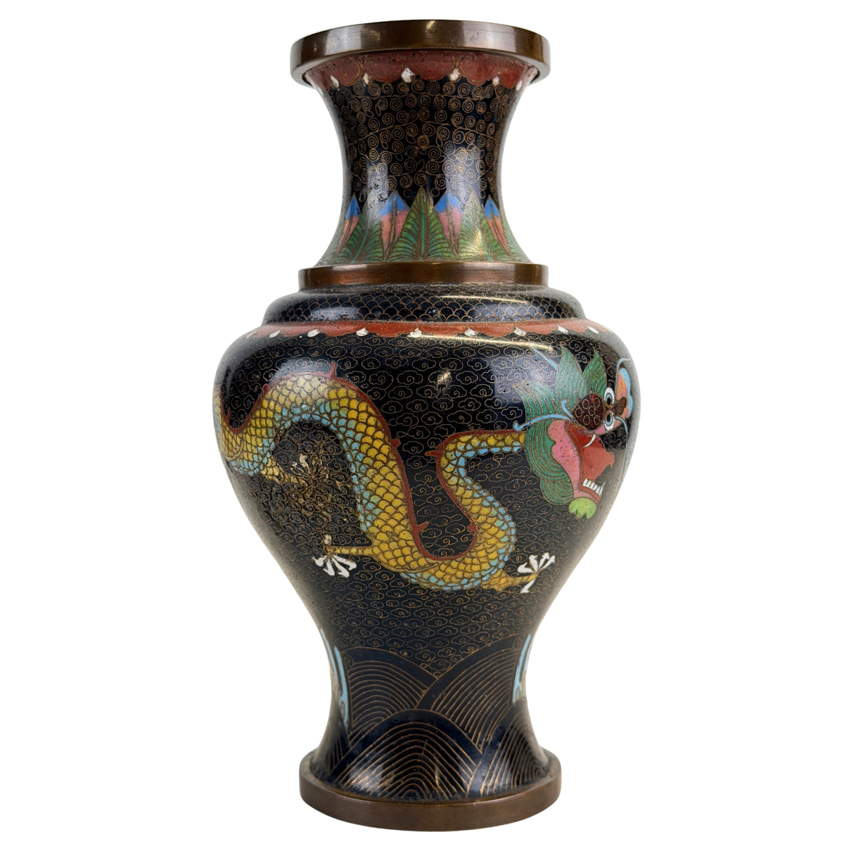 Detail van emaille ornamentiek op Qing-stijl cloisonné vaas