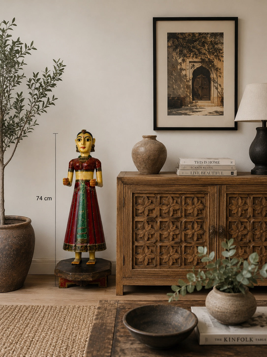 Detail van Rajasthani bruid beeld met rode, goudkleurige en groene beschildering op handgesneden hout