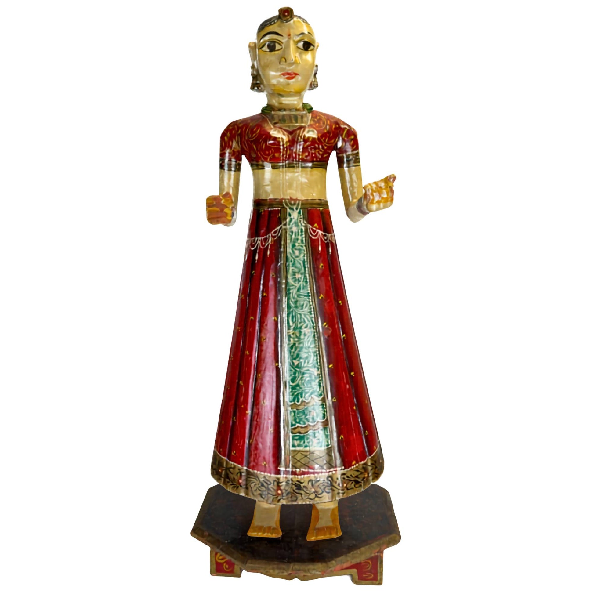 Groot handbeschilderd Rajasthani bruid beeld van hout met rode rok, groene middenbaan en traditionele Indiase sierdetails
