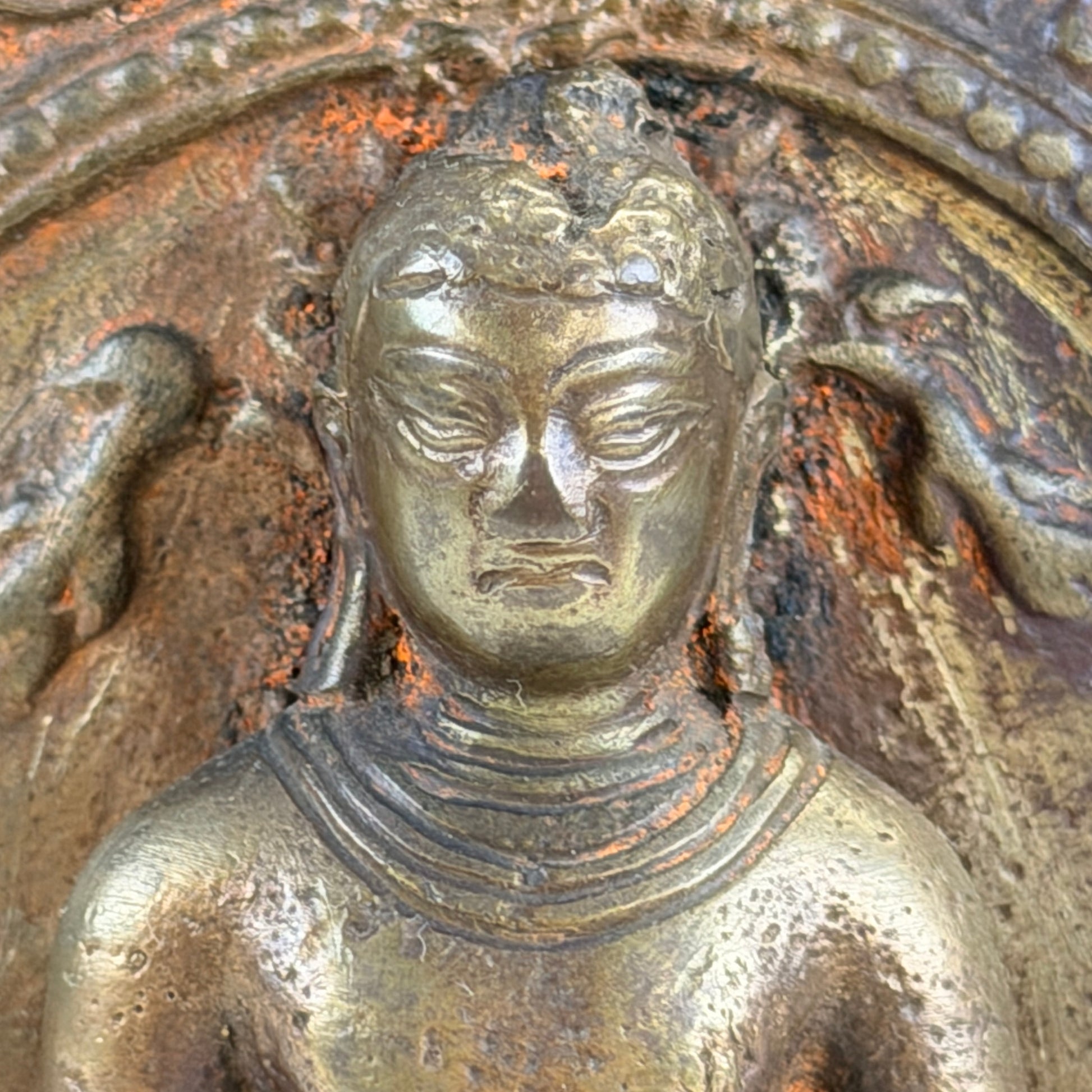 Detail van het gelaat, de neergeslagen ogen en de ushnisha van Ratnasambhava