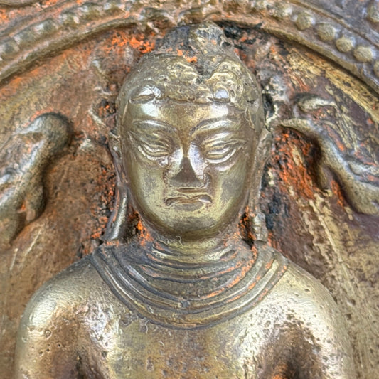 Detail van het gelaat, de neergeslagen ogen en de ushnisha van Ratnasambhava