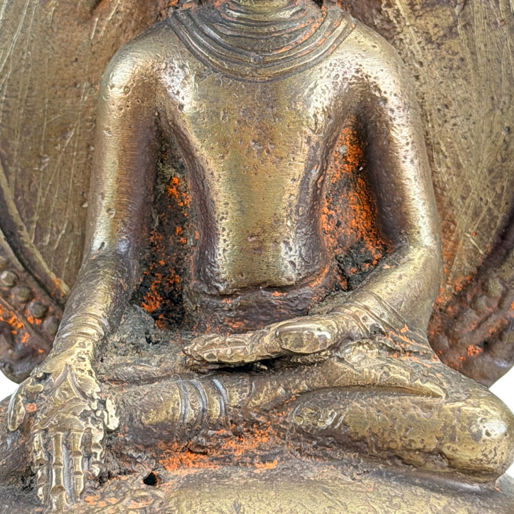 Detail van de varada mudra, de linkerhand in de schoot en het gepatineerde brons