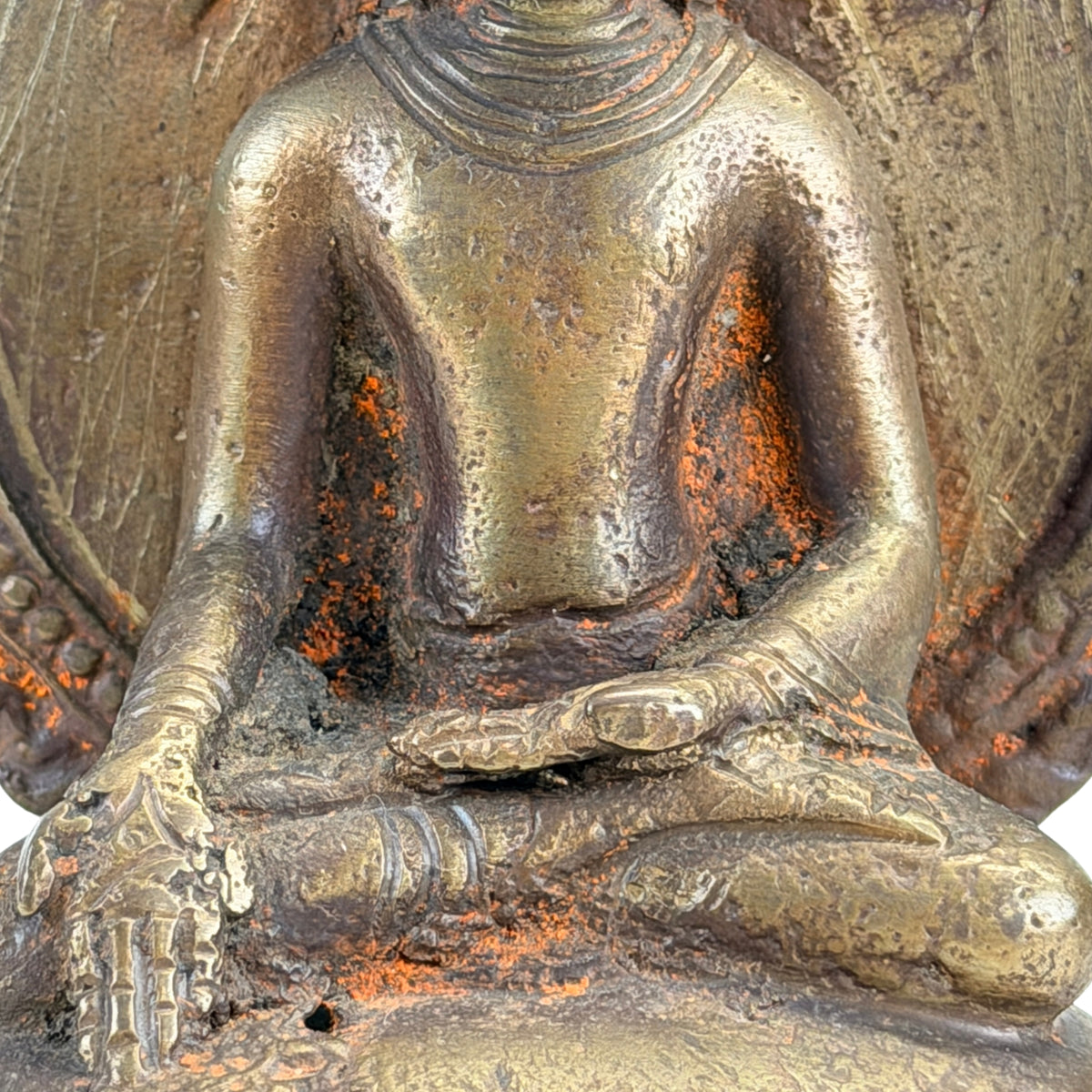 Detail van de varada mudra, de linkerhand in de schoot en het gepatineerde brons
