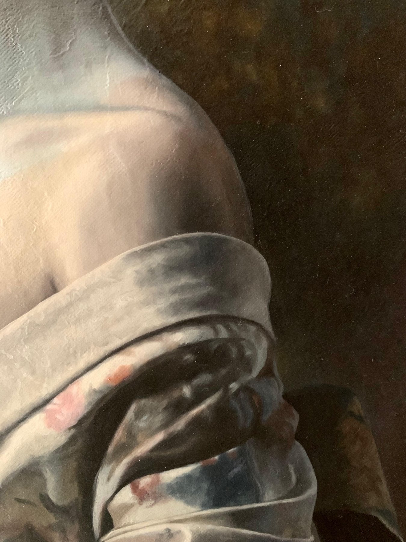 Realistisch portret van een Geisha met focus op de iconische witte make-up en verfijnde penseelstreken in olieverf, kunsthistorische kwaliteit.