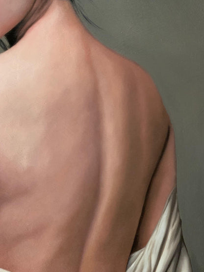 Realistisch olieverfschilderij van een Japanse muze met een ivoren huidtint en minutieus gedetailleerd opgestoken zwart haar met traditionele ornamenten.