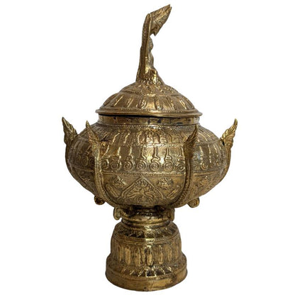 Bronzen offerkom uit boeddhistische traditie met deksel en symbolische decoratie
