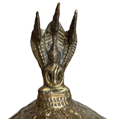 Bronzen rituele offerkom uit boeddhistische praktijk, met deksel en ornamentiek