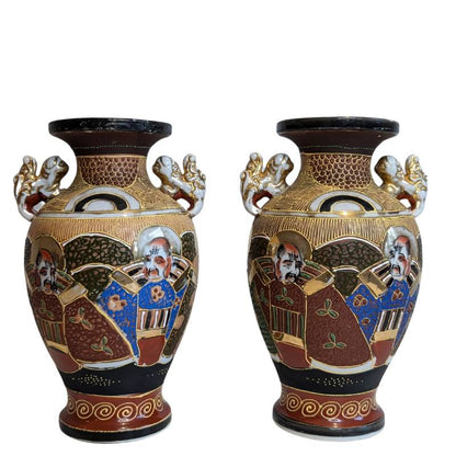 Satsuma-stijl vaas uit Japan met ceremonieel afgebeelde figuren en rijk gedetailleerde decoratie