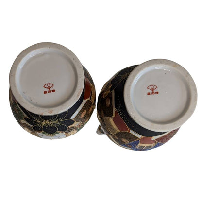 Detail van handgeschilderde figuren op Japanse Satsuma-vaas met moriage accenten