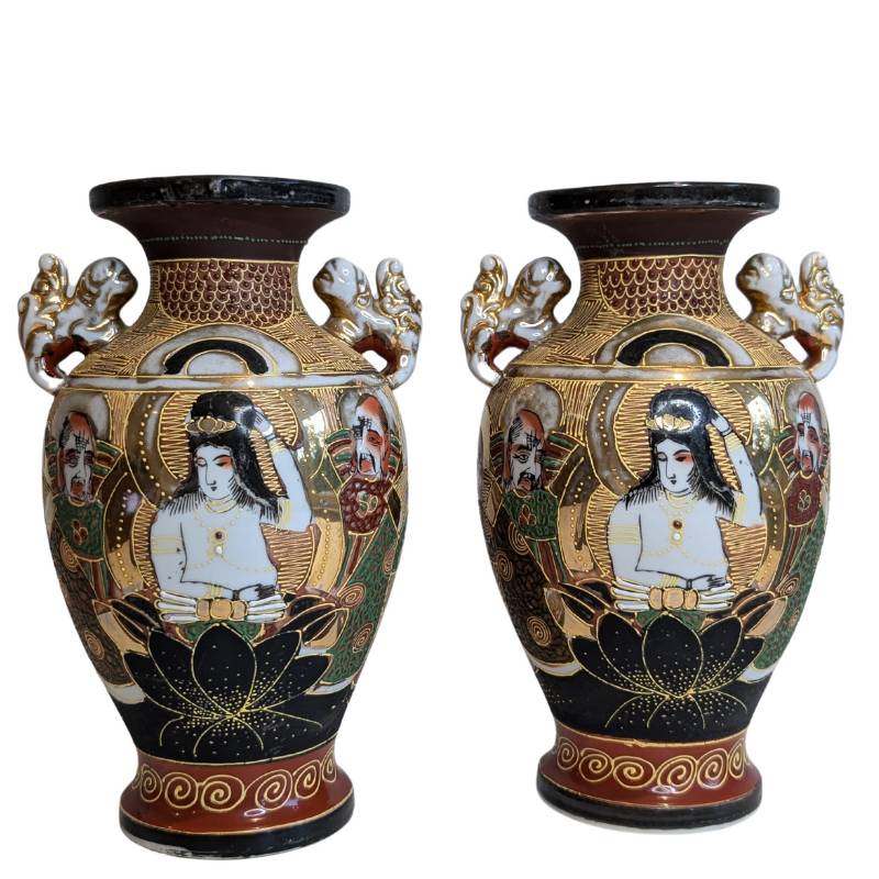 Set van Twee Satsuma-stijl Vazen met Handgeschilderde Decoraties – Japan, ca. 1900