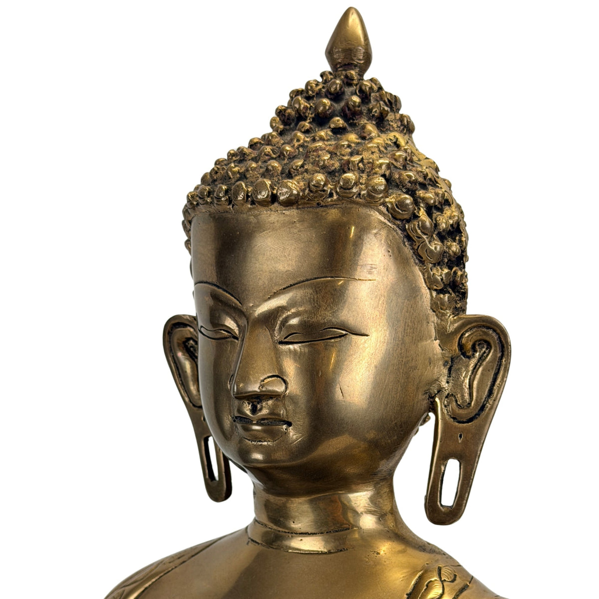 Detail van het gezicht en de langgerekte oorlellen van Shakyamuni Boeddha