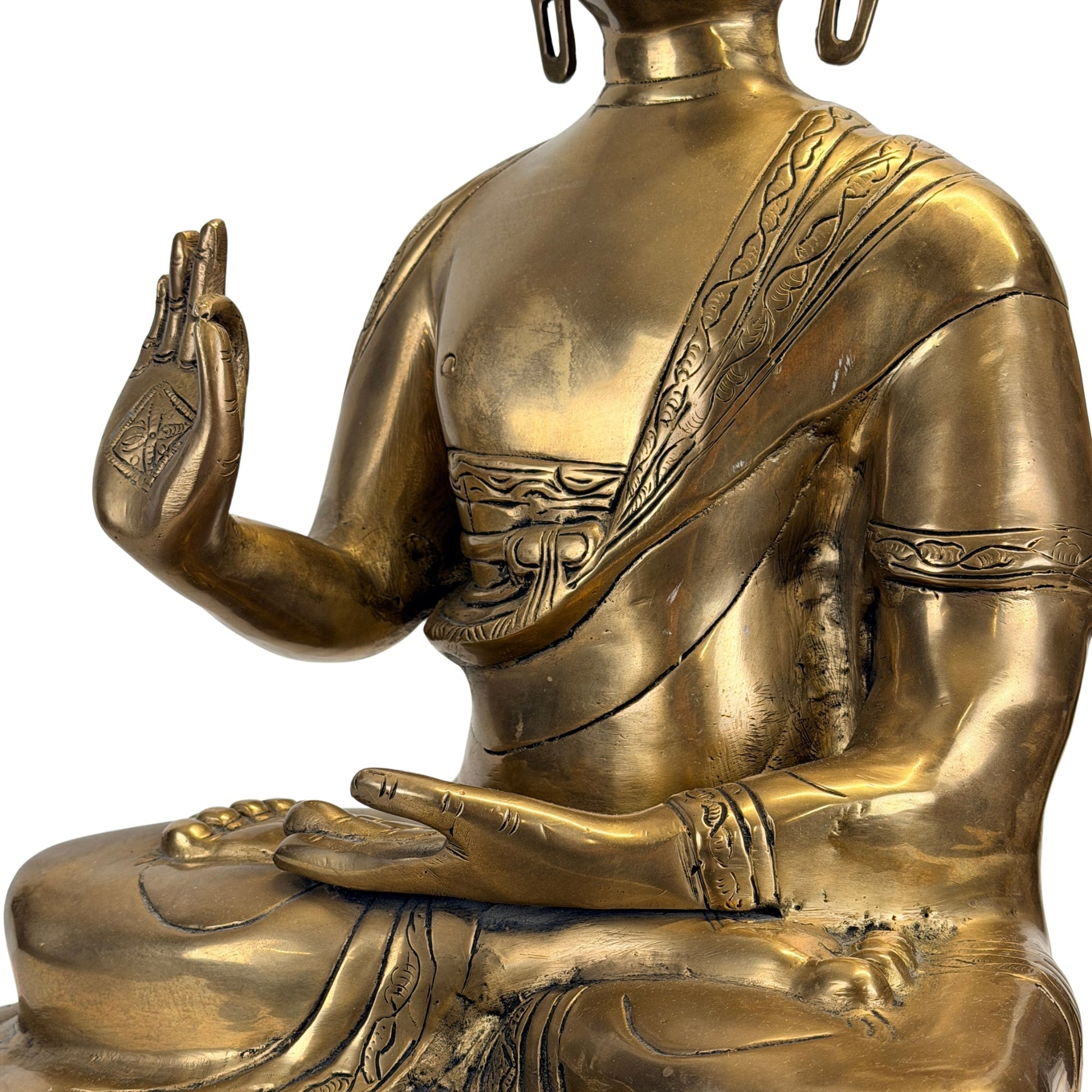 Detail van de handgebaren, gewaadplooien en patina van de bronzen Boeddha