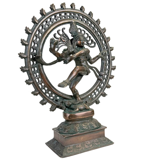 Shiva Nataraja bronsbeeld met kosmische vuurring, dansende houding en demon onder de voet