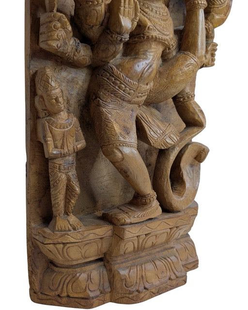 Antiek houten tempelreliëf van Shiva Nataraja