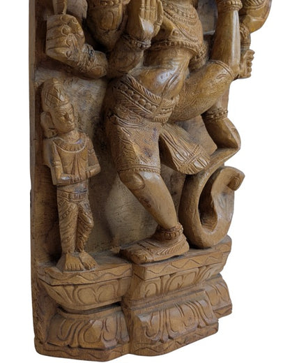 Antiek houten tempelreliëf van Shiva Nataraja