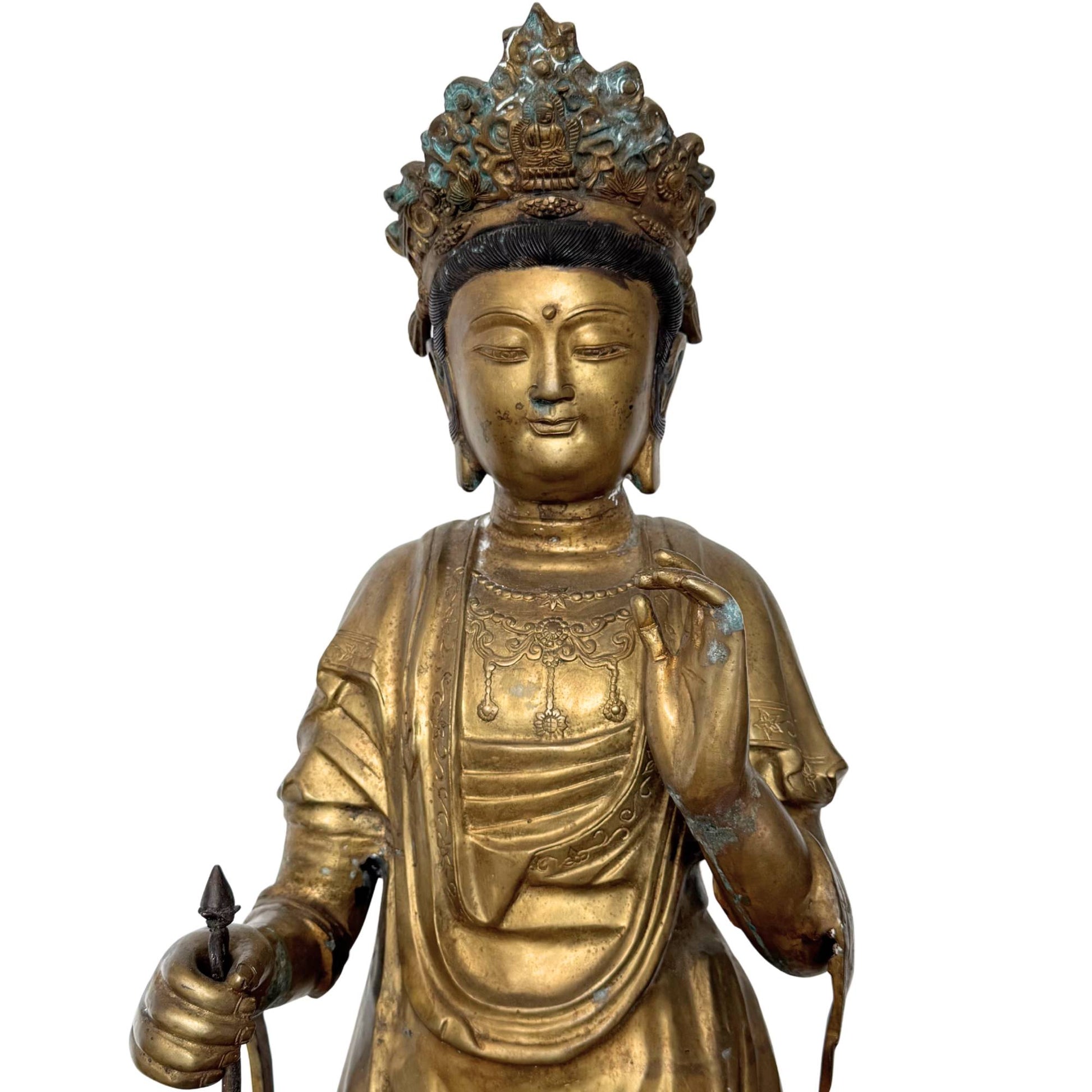 Close-up van het gezicht en bovenlichaam, tonend de mannelijke gelaatstrekken van de Sho-Kannon en de gelaagde patina van de resterende vuurvergulding.
