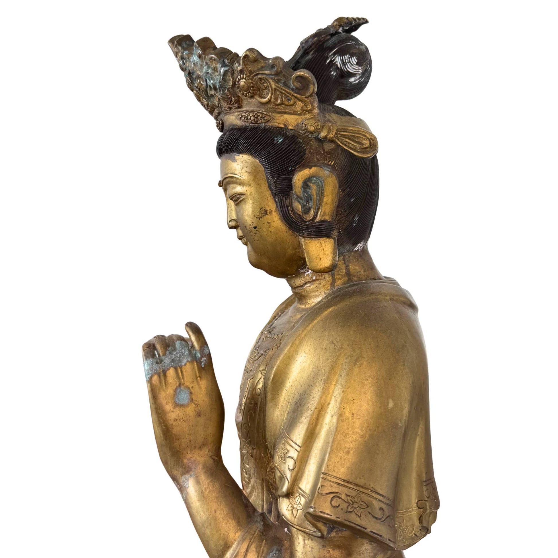 Detailopname profiel links, tonend de scherpe lijnvoering van de Japanse gietkunst en de natuurlijke mineralisatie op het metaaloppervlak.