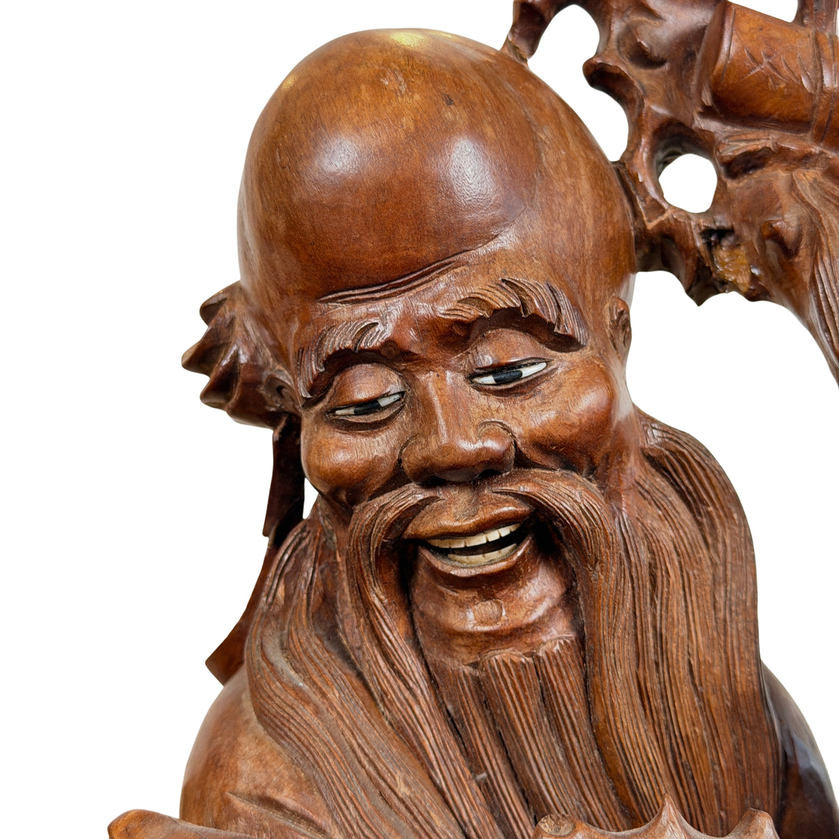 Lachend gezicht van Shoulao met ingelegde ogen en lange baard, close-up