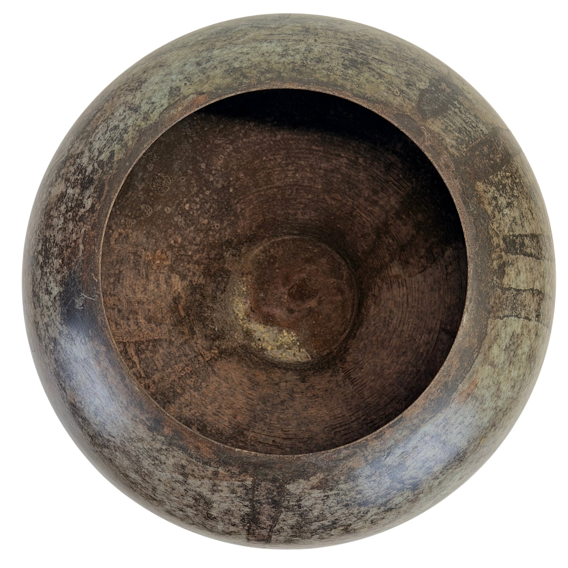 Binnenzijde van Indiase bronzen dekselpot B met handmatige bewerkingssporen en patina